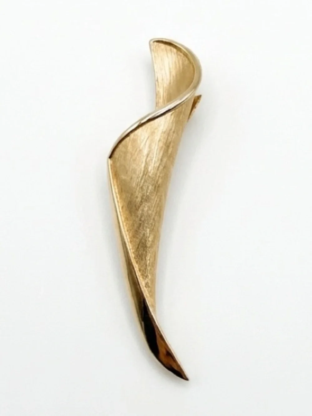 Vintage Crown Trifari Gold Tone Brushed Metal Ribbon Brooch Pin 1960s Modernist